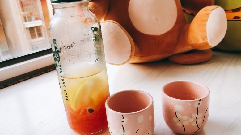 柠檬水果茶,对饮而欢,因仪式感而情意满满。