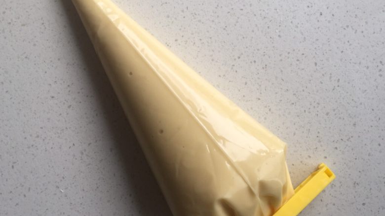 肉松蛋黄玛德琳,入裱花袋冷藏2-3小时