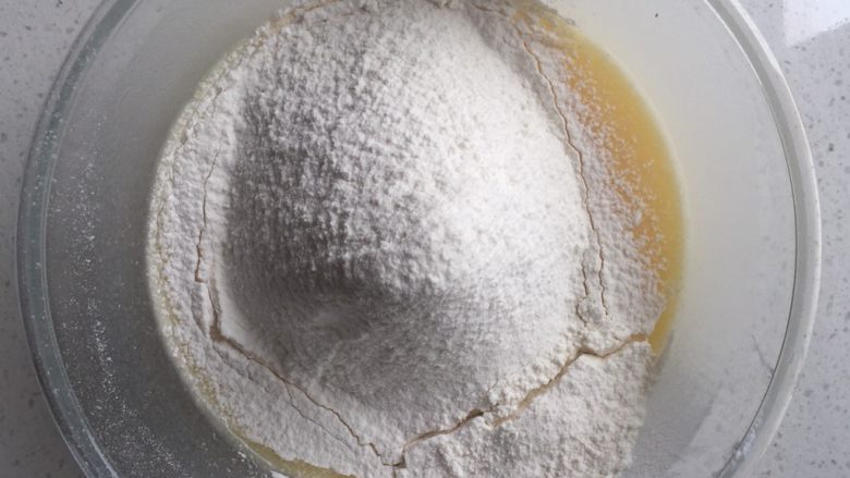 肉松蛋黄玛德琳,筛低粉翻拌