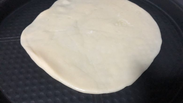 原味基础烙饼,烙的时候取出来,不用提前解冻。电饼铛上也不用刷油,直接把饼铺上去。