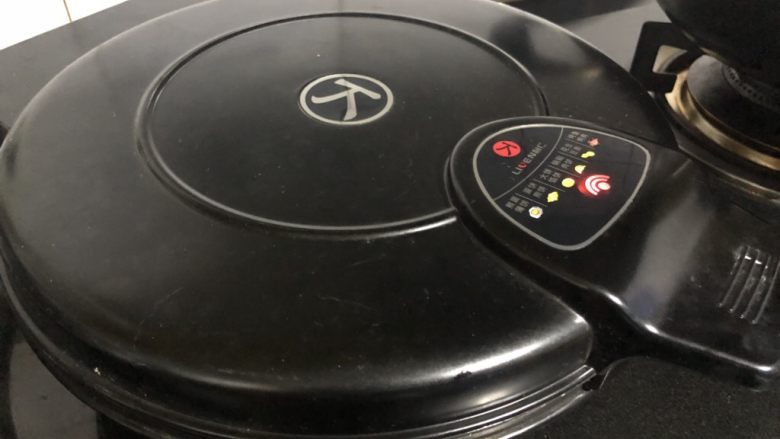 原味基础烙饼,盖上盖子,上下层加热。