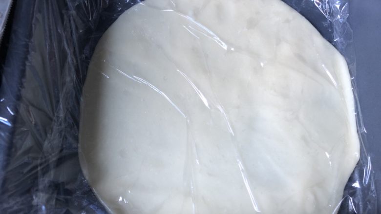 原味基础烙饼,再盖上一层保鲜膜,朝上一面再刷一层油。