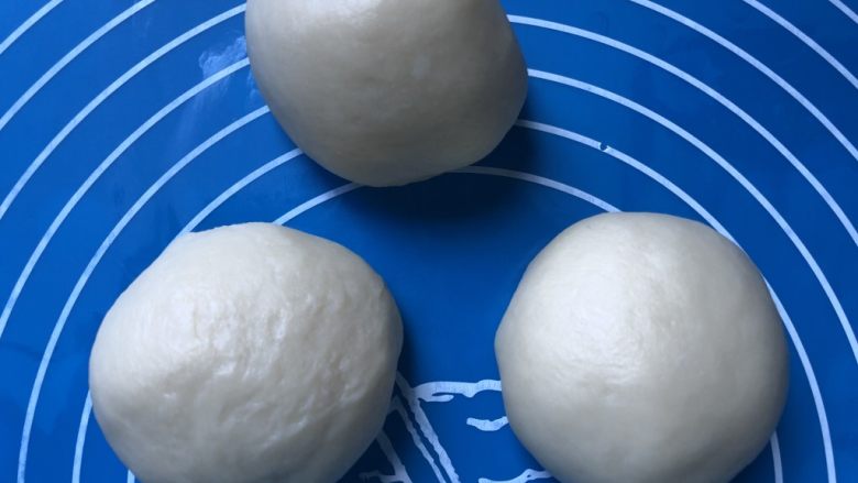 原味基础烙饼,平均分成三份,分别滚圆,盖上保鲜膜松弛十分钟。