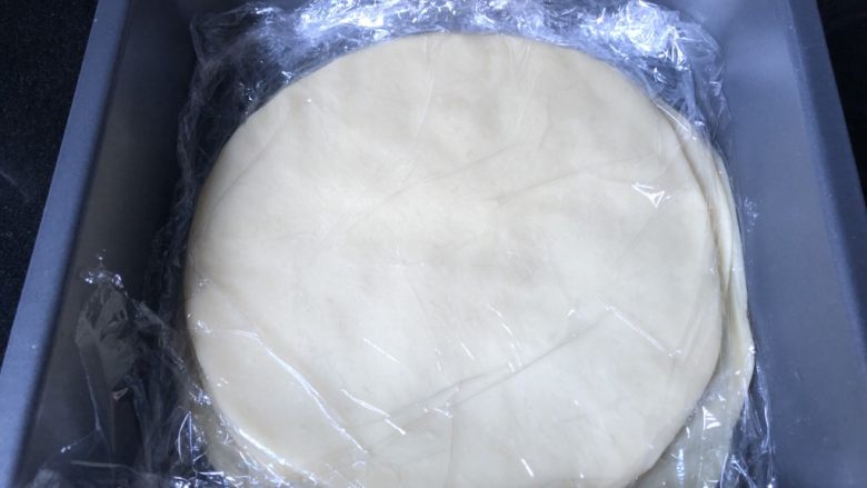 原味基础烙饼,如前面的操作,一张饼盖一层保鲜膜,记得刷油防粘。然后放冰箱保存。