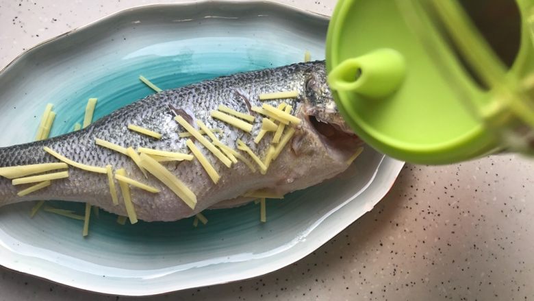 芽芽私房菜@葱油鲈鱼,均匀淋上适量料酒