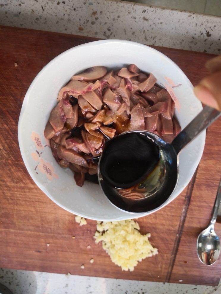 黯然销魂腰,<a style='color:red;display:inline-block;' href='/shicai/ 788'>生抽</a>三小勺(我的是用大勺放了一勺)