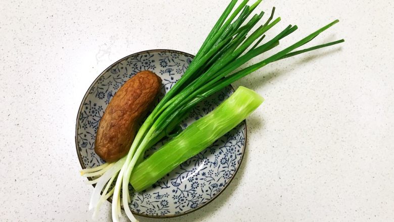 红肠莴笋炒饭,准备食材:红肠,<a style='color:red;display:inline-block;' href='/shicai/ 3232'>香葱</a>和莴笋