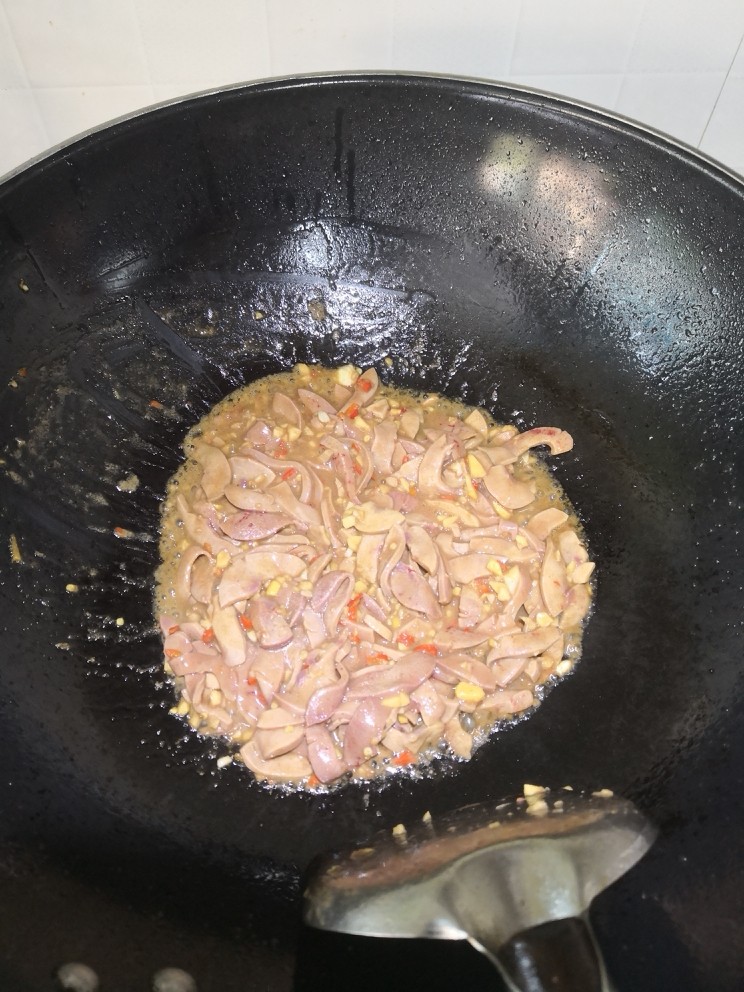 黯然销魂腰,翻炒一阵以后(大概10--15下的样子)把菜聚拢到一起,烧个10秒钟。