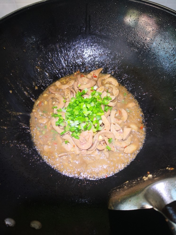 黯然销魂腰,倒入小葱,开始翻炒,这个时候可以开始试下味道了。。准备出锅。