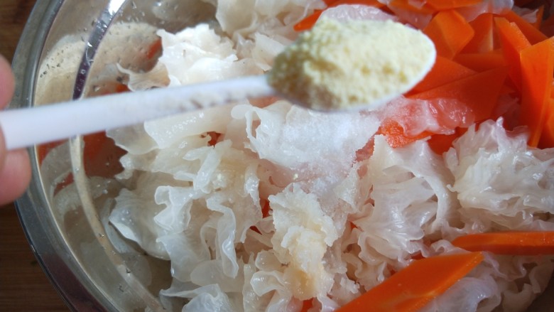 新文美食 凉拌银耳,加入一勺味精。