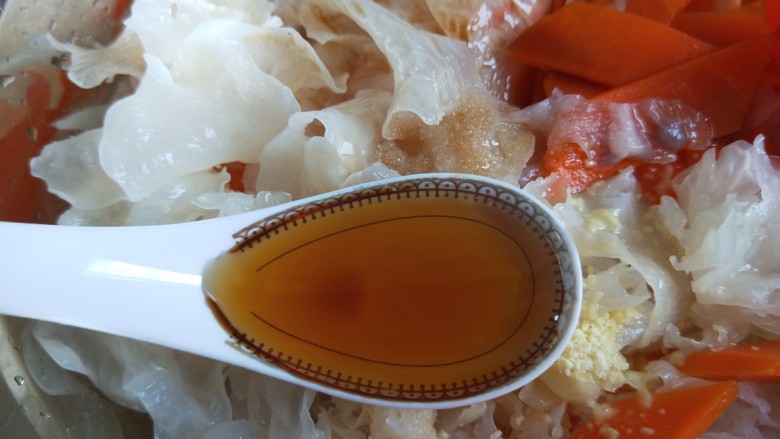 新文美食 凉拌银耳,加入一汤勺<a style='color:red;display:inline-block;' href='/shicai/ 847'>香油</a>。