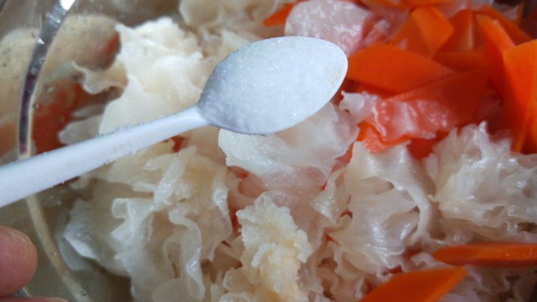 新文美食 凉拌银耳,放入盆中加入一小勺盐。