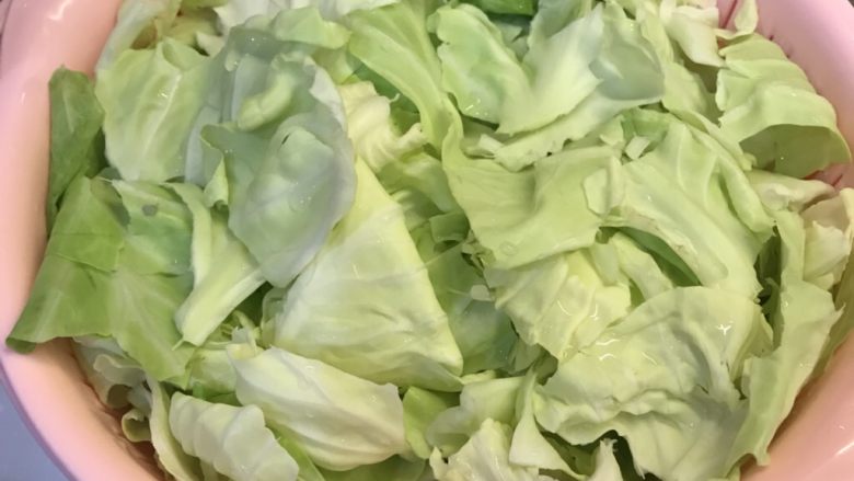 手撕包菜炒五花肉,把<a style='color:red;display:inline-block;' href='/shicai/ 3511'>包菜</a>撕开,洗干净,沥干水