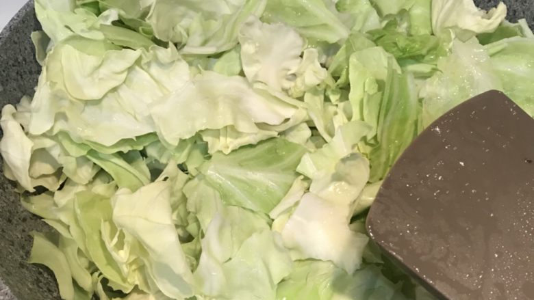 手撕包菜炒五花肉,炒香后,放入手撕包菜、大火翻炒片刻