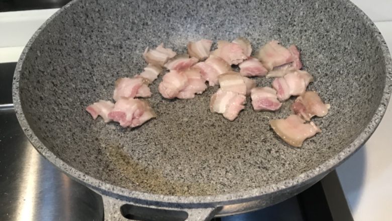 手撕包菜炒五花肉,冷锅热油,少量油,然后放入五花肉小火翻炒,把油脂炒出来