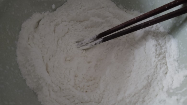 升级版花生酥,所有粉类倒入大碗里搅拌均匀,中间挖坑。