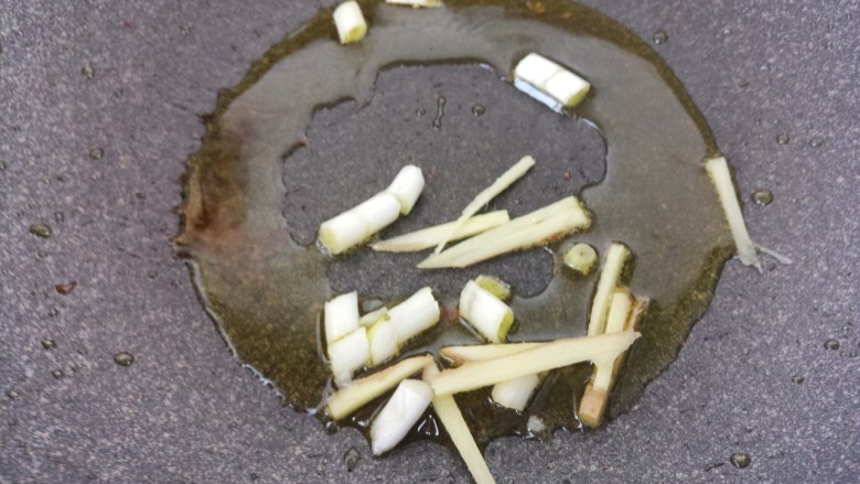 芹菜炒土豆丝,然后锅里热油,把葱和姜爆香。