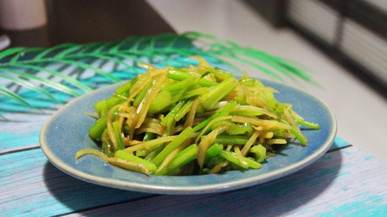 芹菜炒土豆丝,翻炒均匀，出锅装盘。