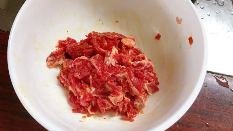 小炒牛肉,抓匀腌制半小时。