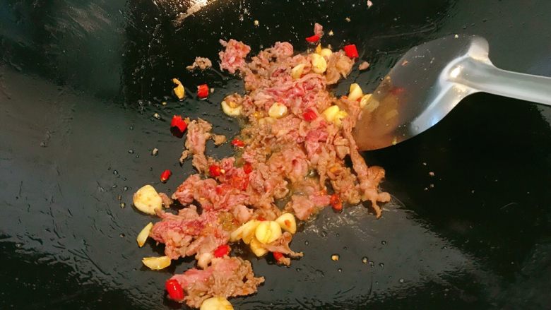 小炒牛肉,快速炒几下有点变色。