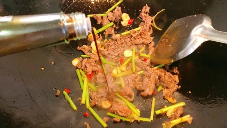 小炒牛肉,调入适量<a style='color:red;display:inline-block;' href='/shicai/ 692'>酱油</a>。