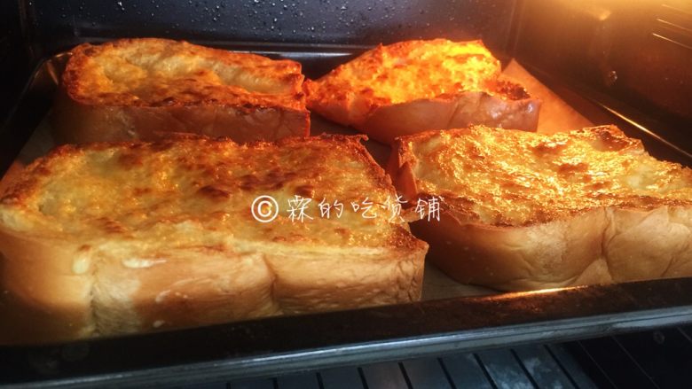 岩烧乳酪,上火170度,下火130度,烤15分钟左右(具体时间、温度还请根据自家烤箱设定),中途注意观察别烤焦了。图中的已经开始出花纹了
