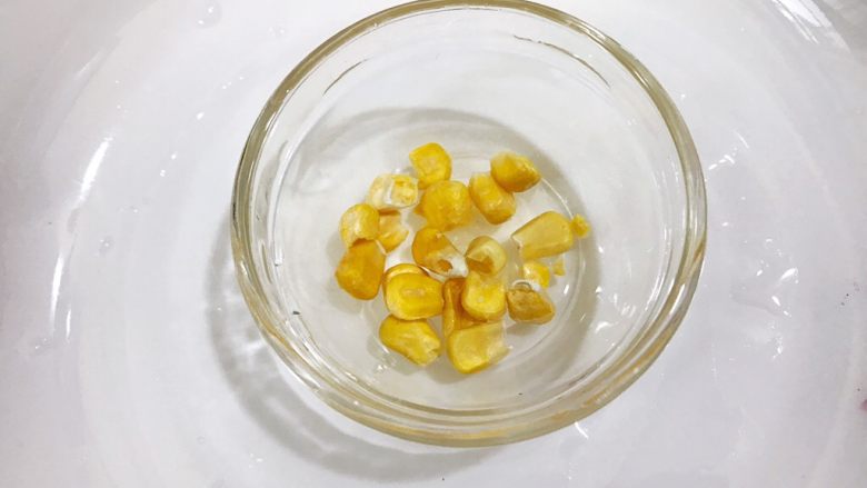 广式小吃——钵仔糕,这是玉米的(我用了冻干玉米粒,用新鲜玉米要煮熟再放)