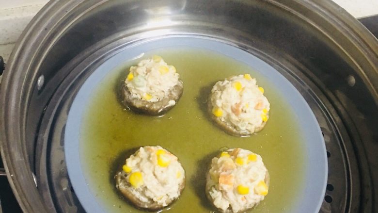 香菇蒸鸡胸肉,8️⃣ 我们美味的香菇蒸杂蔬鸡胸肉就完成啦!是不是很简单呢~一大口一个,吃起来太有幸福感啦~~