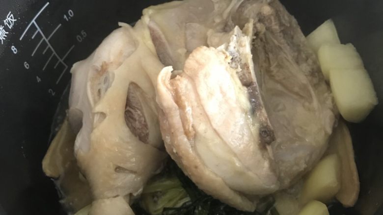 电饭锅盐焗鸡,直接按煮饭键，摁两次；鸡肉会自己出水分，不需要另外加水的