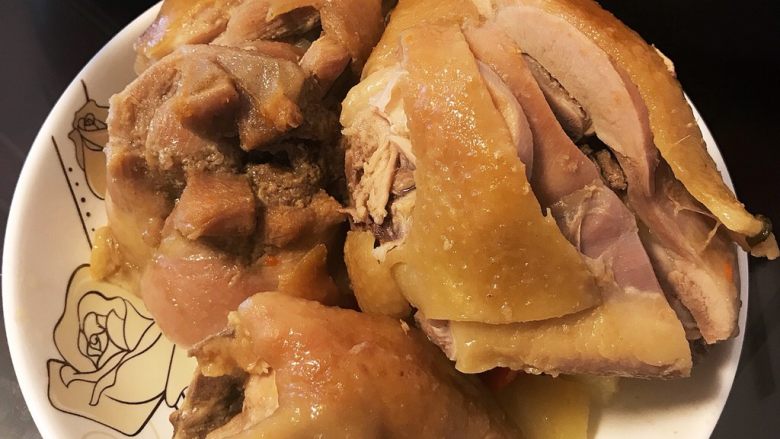 电饭锅盐焗鸡,已经好了的鸡拿出砍成大块(鸡汁留起)
