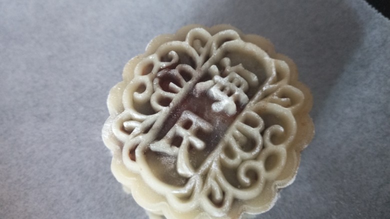 自制豆沙蛋黄月饼,向下压实,脱模