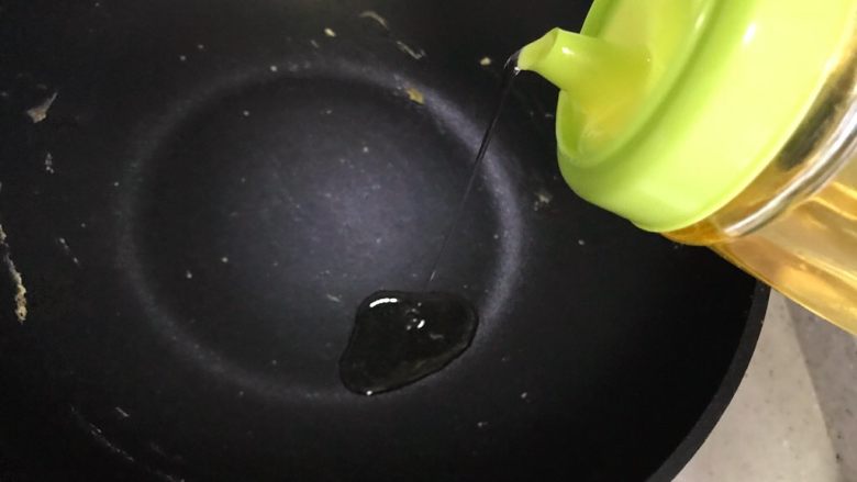 黄瓜木耳炒鸡蛋,锅内添适量食用油