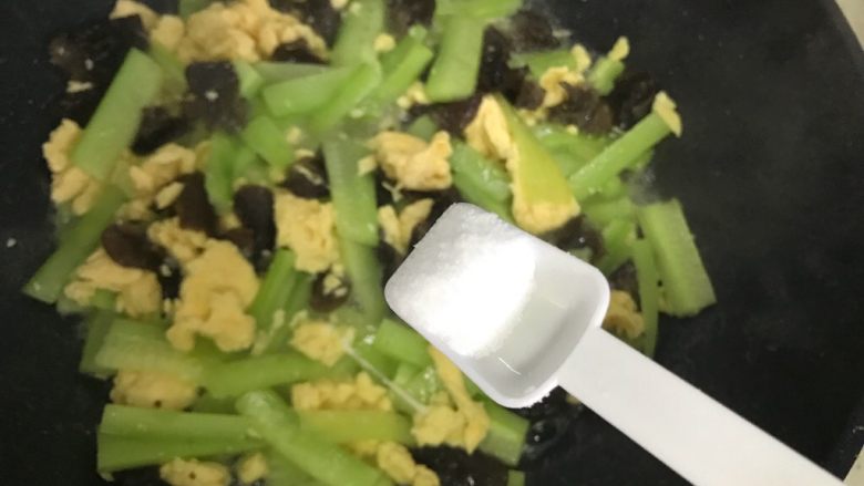 黄瓜木耳炒鸡蛋,加一小勺细盐