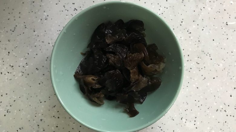 黄瓜木耳炒鸡蛋,泡发好的木耳去蒂洗净之后撕成小朵