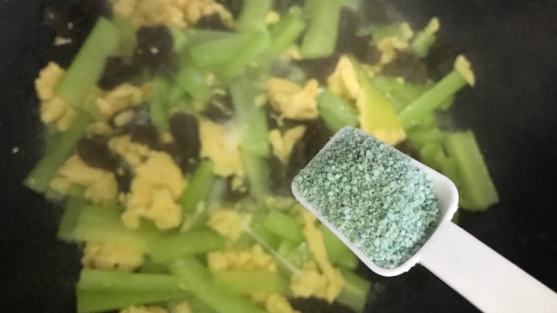 黄瓜木耳炒鸡蛋,加一小勺蔬之鲜（鸡精），翻炒均匀，即可