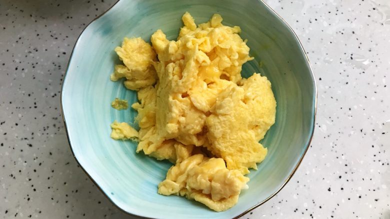 黄瓜木耳炒鸡蛋,盛出备用