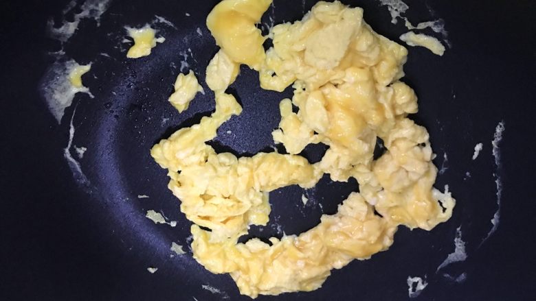 黄瓜木耳炒鸡蛋,待锅内油七分热时，下鸡蛋液，迅速翻炒至凝固结块