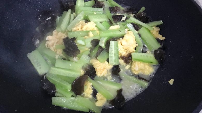 黄瓜木耳炒鸡蛋,翻炒至汤汁收紧