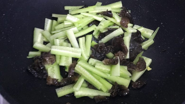 黄瓜木耳炒鸡蛋,下青瓜，翻炒30秒