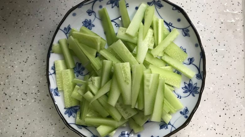 黄瓜木耳炒鸡蛋,青瓜去皮洗净之后切成薄片