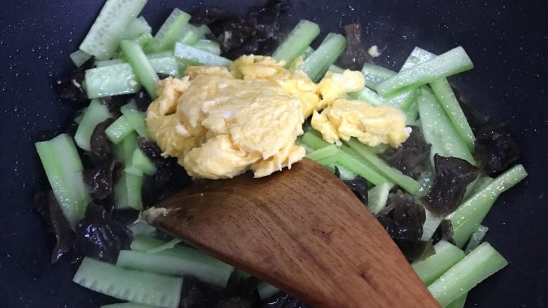 黄瓜木耳炒鸡蛋,加入之前炒好的鸡蛋