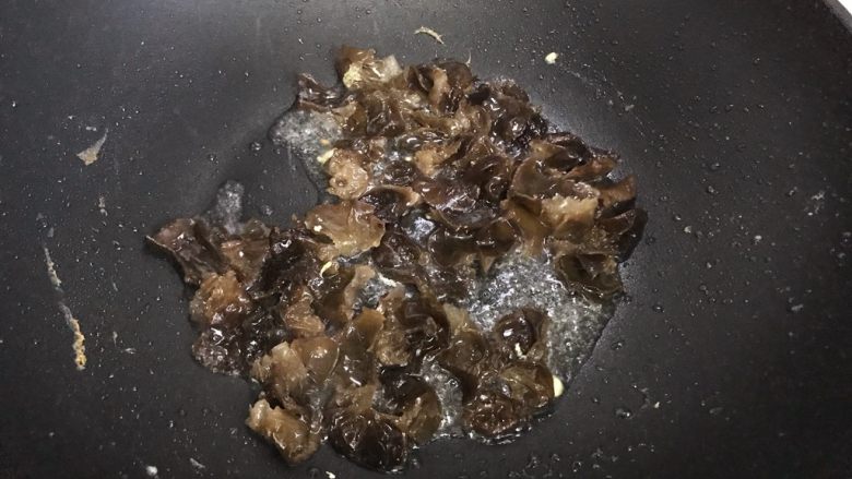 黄瓜木耳炒鸡蛋,翻炒30秒
