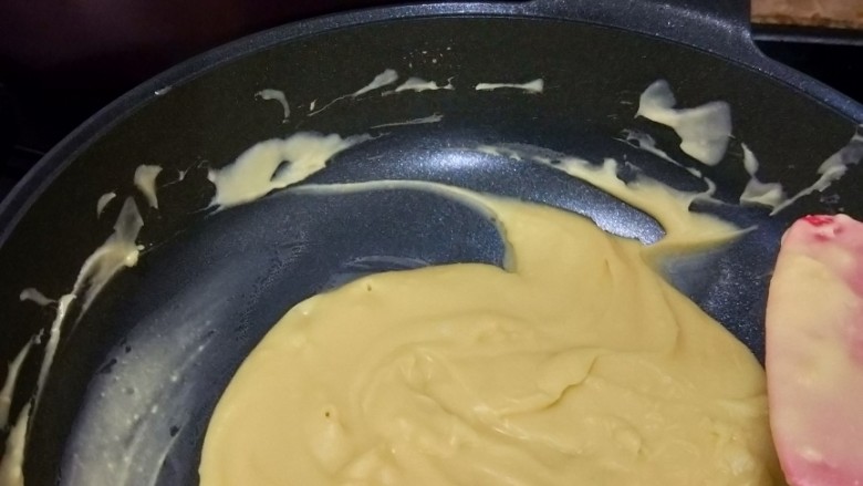 蔓越莓绿豆月饼,把绿豆泥倒入不粘锅,小火慢炒