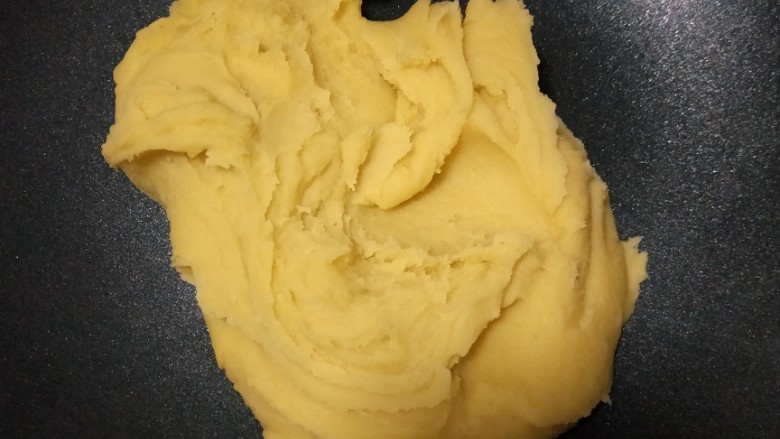 蔓越莓绿豆月饼,一直炒到绿豆泥成团,不沾锅铲。