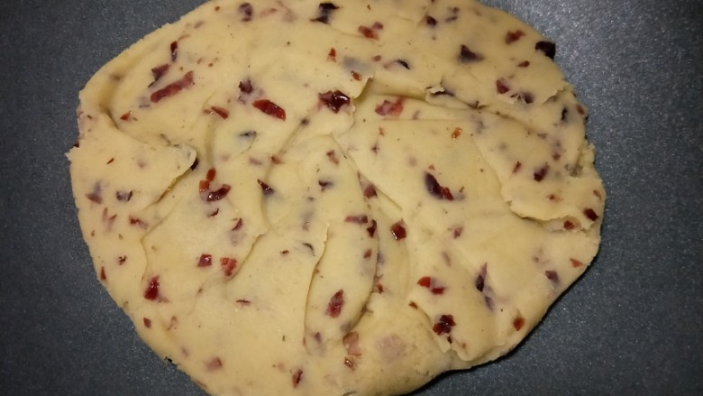 蔓越莓绿豆月饼,再翻炒均匀即可出锅,晾凉。