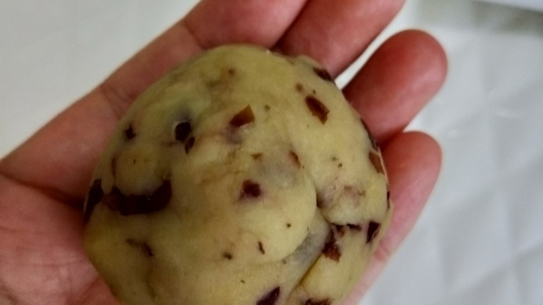蔓越莓绿豆月饼,把晾凉后的绿豆泥分成50克一份,搓圆。