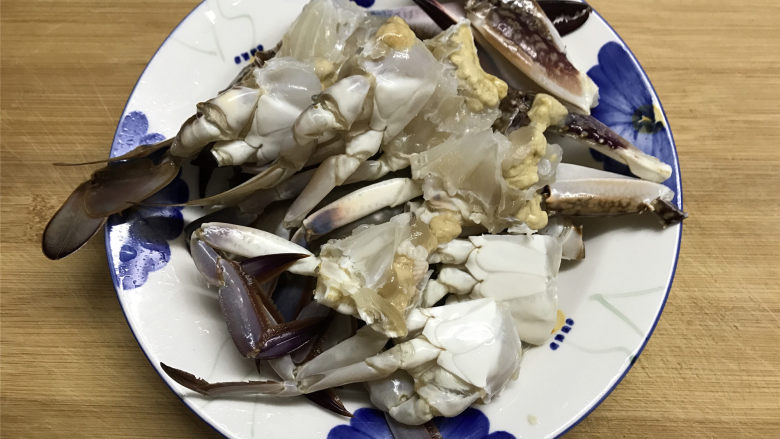 梭子蟹泡饭粥,梭子蟹买回来后,清洗干净,去壳,去腮,去泥肠用切成小块。