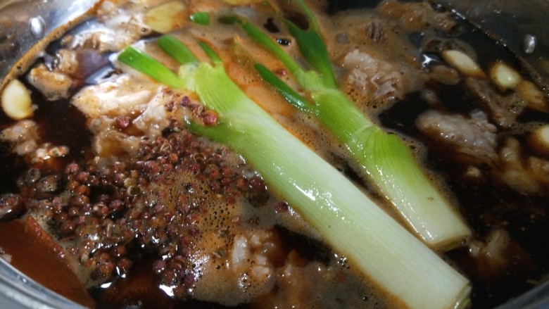 新文美食 酱牛肉,开火开锅煮。
