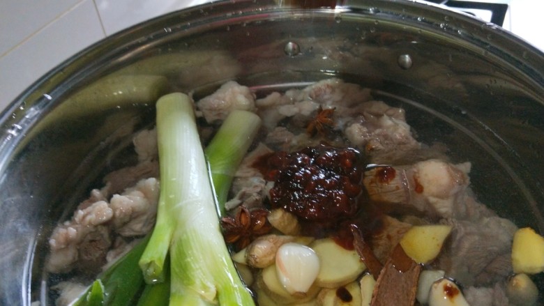 新文美食 酱牛肉,加入辣黄豆酱。