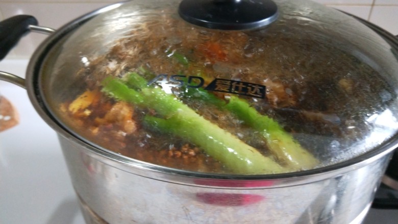 新文美食 酱牛肉,盖好盖子。